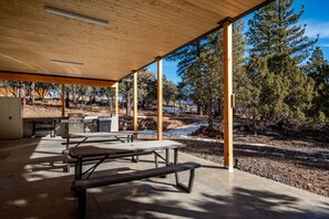 Outdoor dining - Cabin Lodge at Panguitch Lake Sleeps 18, wifi, good roads, year round access (Panguitch)