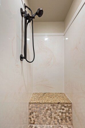 Dusche, Haartrockner, Bidet, Handtücher