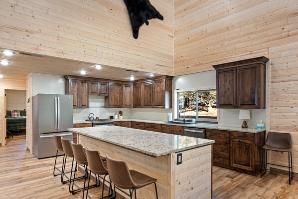 Fridge, microwave, oven, stovetop - Cabin Lodge at Panguitch Lake Sleeps 18, wifi, good roads, year round access (Panguitch)