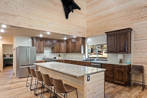 Cabin Lodge at Panguitch Lake Sleeps 18, wifi, good roads, year round access