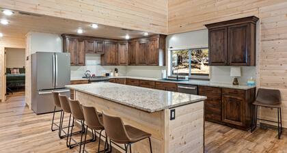 Cabin Lodge at Panguitch Lake Sleeps 18, wifi, good roads, year round access