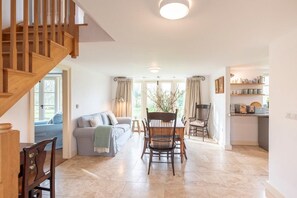 テレビ、暖炉、書庫