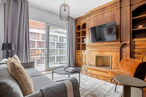 TV, stereo - Great Galvany 4BR w/ Balcony, Fully Furnished, by Blueground (Barcelona)