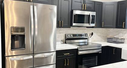 Mountain View, 5-BR Estate-Jacuzzi-Game Room, <8 Min DT-Private Forested