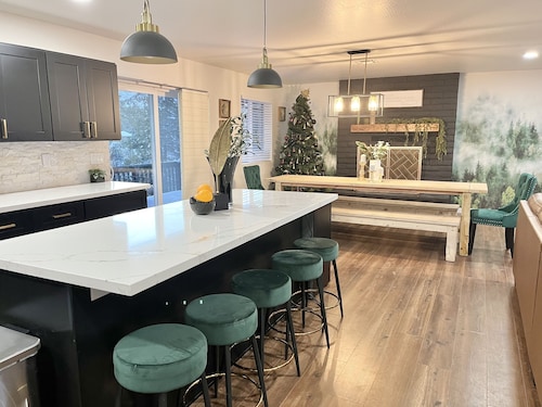 Mountain View, 5-BR Estate-Jacuzzi-Game Room, <8 Min DT-Private Forested