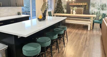 Mountain View, 5-BR Estate-Jacuzzi-Game Room, <8 Min DT-Private Forested