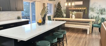 Mountain View, 5-BR Estate-Jacuzzi-Game Room, <8 Min DT-Private Forested