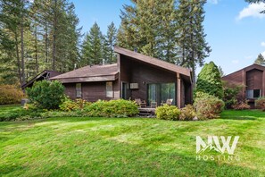 Exterior - Twin Lakes Village Home—Golf Retreat, Community Pool, Corner Lot, and Single-Level Living! (Rathdrum)