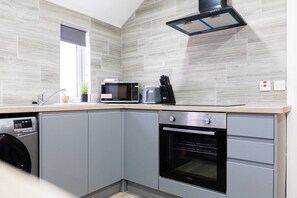 冷蔵庫、電子レンジ、オーブン、コンロ