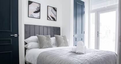 Designer Cardiff Apartment with Free Parking