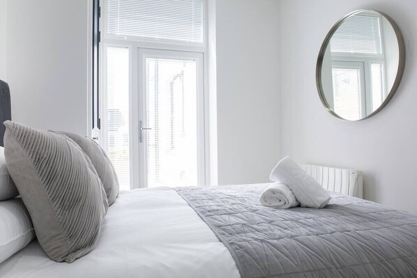 1 bedroom, iron/ironing board, WiFi, bed sheets - Designer Cardiff Apartment with Free Parking (Cardiff)