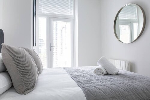 Designer Cardiff Apartment with Free Parking