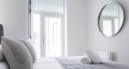 Designer Cardiff Apartment with Free Parking