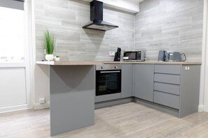 冷蔵庫、電子レンジ、オーブン、コンロ