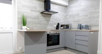 Modern 2 Bedroom Apartment Near City Centre