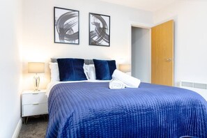 2 室のベッドルーム、アイロン / アイロン台、WiFi、ベッドシーツ