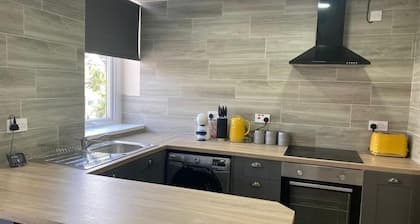Sleeps 6 Lovely Apartment Near City Centre