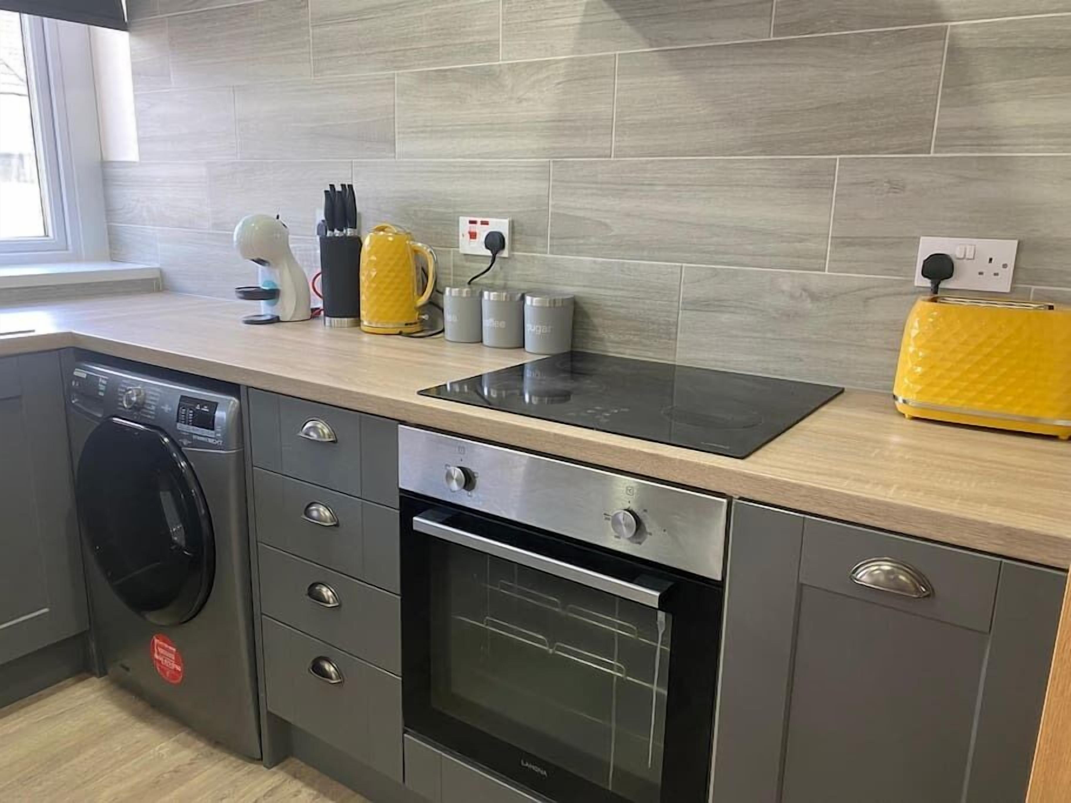 Kjøleskap, mikrobølgeovn, ovn og kaffetrakter/tekoker