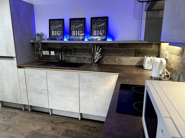 Fridge, microwave, oven, dishwasher - Modern 1 Bedroom Apartment Near City Centre (Cardiff)