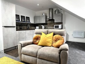 TV - Modern 1 Bedroom Apartment Near City Centre (Cardiff)