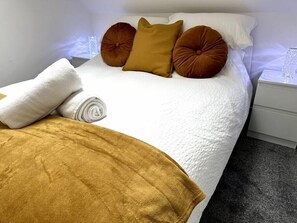 1 bedroom, iron/ironing board, WiFi, bed sheets - Modern 1 Bedroom Apartment Near City Centre (Cardiff)