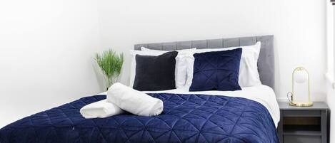 1 habitación, tabla de planchar con plancha, wifi y ropa de cama