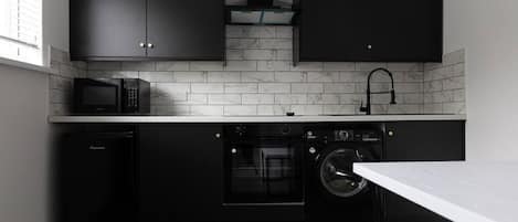 Refrigerador, microondas, horno y parrilla de estufa