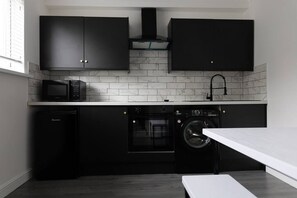 Fridge, microwave, oven, stovetop - Beautiful 2 Bedroom Apartment Near City Centre (Cardiff)