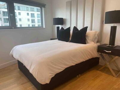Deluxe Cardiff Centre Apartment with FREE PARKING
