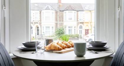 Modern 1 Bedroom Apartment Near City Centre