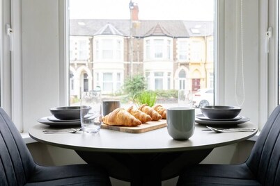 Modern 1 Bedroom Apartment Near City Centre