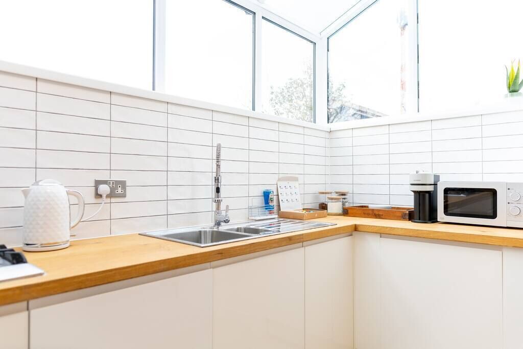 Køleskab, mikrobølgeovn, ovn, kogeplade