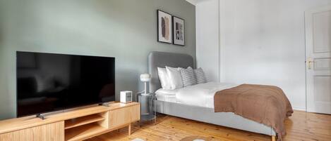 Iron/ironing board, WiFi, bed sheets