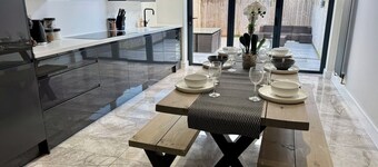 Luxurious Modern House With Garden Close To City Centre