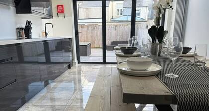 Luxurious Modern House With Garden Close To City Centre