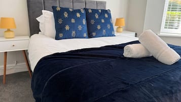 4 bedrooms, iron/ironing board, WiFi, bed sheets