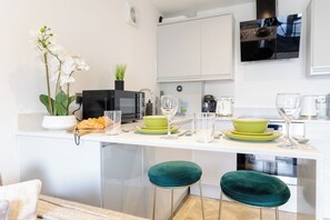 Dining - Boutique 1 Bedroom Garden Apartment City Centre (Cardiff)