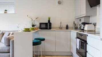 Een koelkast, een magnetron, een oven, een kookplaat