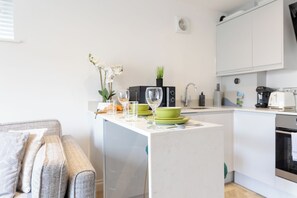 Fridge, microwave, oven, stovetop - Boutique 1 Bedroom Garden Apartment City Centre (Cardiff)