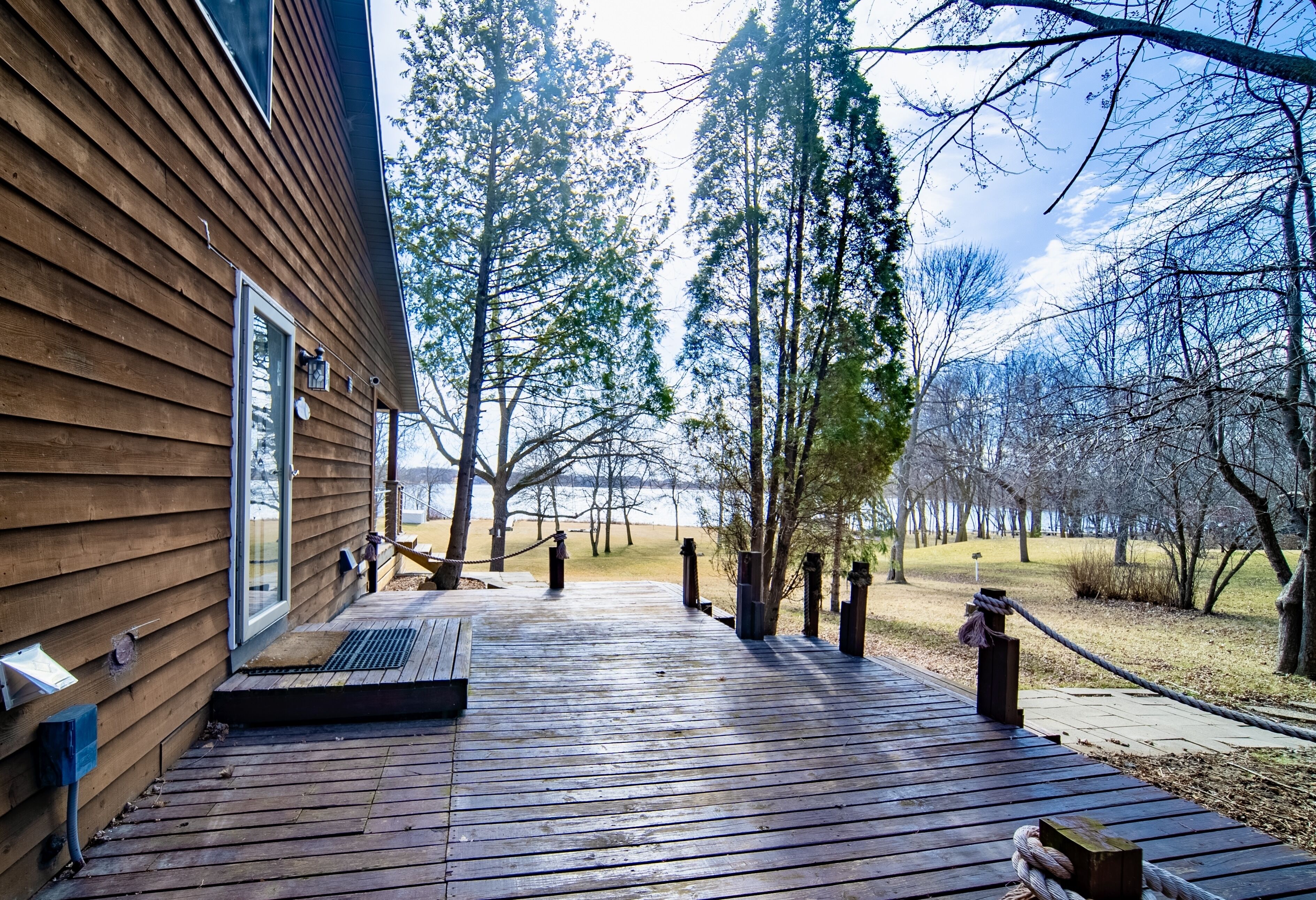 Lakeside Retreat on 2 acres, Fire Pit, Large Deck, King Bed, Bunk Room, Modern 