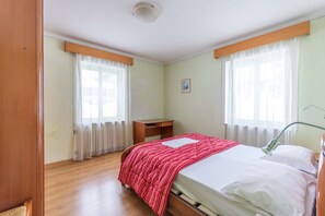 3 bedrooms, bed sheets
