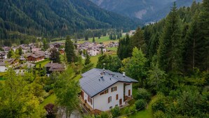 A mountainous landscape with a village and a house with solar panels. - Villa Licia bilo (Falcade)