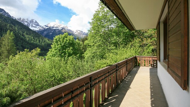 A balcony with a view of a mountainous landscape. - Villa Licia bilo (Falcade)