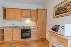 Kühlschrank, Mikrowelle, Ofen, Wasserkocher mit Kaffee-/Teezubehör