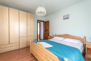 1 bedroom, bed sheets
