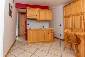 Geladeira, cafeteira/chaleira, talheres/pratos/utensílios de cozinha