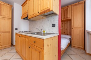 Kylskåp, kaffe- och tebryggare och grytor/köksredskap