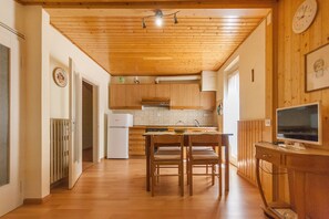 Fridge, oven, coffee/tea maker, cookware/dishes/utensils - Casa Katia (Falcade)