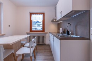 Jääkaappi, mikroaaltouuni, uuni, astianpesukone