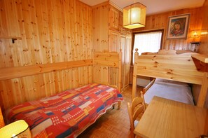 2 bedrooms, bed sheets